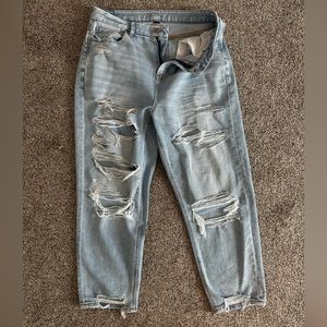 AE strigid ripped curvy mom Jean